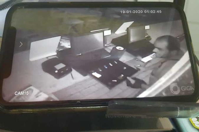Os vídeos também flagram o momento em que o homem leva dinheiro do caixa(foto: Divulgação) Os vídeos também flagram o momento em que o homem leva dinheiro do caixa(foto: Divulgação)