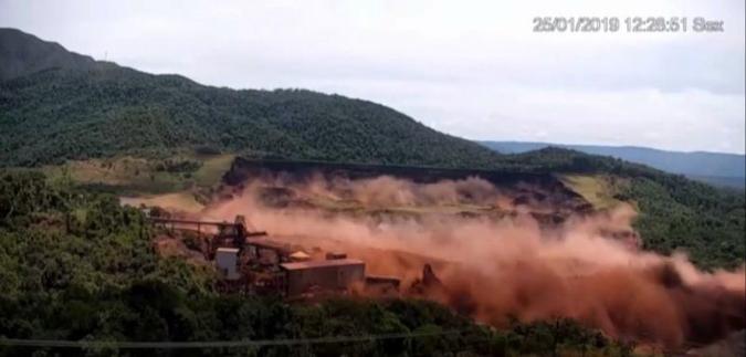 Exato momento do rompimento da barragem de Brumadinho captado por câmeras de segurança(foto: Reprodução/Internet) Exato momento do rompimento da barragem de Brumadinho captado por câmeras de segurança(foto: Reprodução/Internet)
