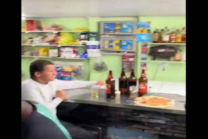 Bar e pet shop eram interligados e pertenciam ao mesmo dono, que foi multado(foto: Twitter/reprodução) Bar e pet shop eram interligados e pertenciam ao mesmo dono, que foi multado(foto: Twitter/reprodução)