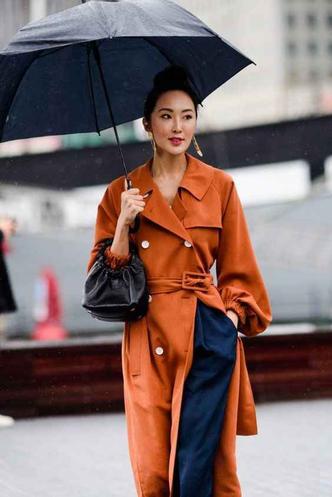 Companhia em dias dublados ou frios, invista em modelos variados de trench coat, como os que têm mangas mais amplas, cores vivas e shapes maiores.(foto: Pinterest) Companhia em dias dublados ou frios, invista em modelos variados de trench coat, como os que têm mangas mais amplas, cores vivas e shapes maiores.(foto: Pinterest)
