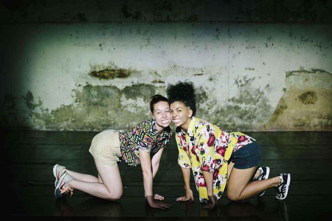 A bailarina brasiliense Luara Learth e a portuguesa Catarina Feijão criaram o duo Chubby Bunny (foto: Pablo Lopez/Divulgação) A bailarina brasiliense Luara Learth e a portuguesa Catarina Feijão criaram o duo Chubby Bunny (foto: Pablo Lopez/Divulgação)