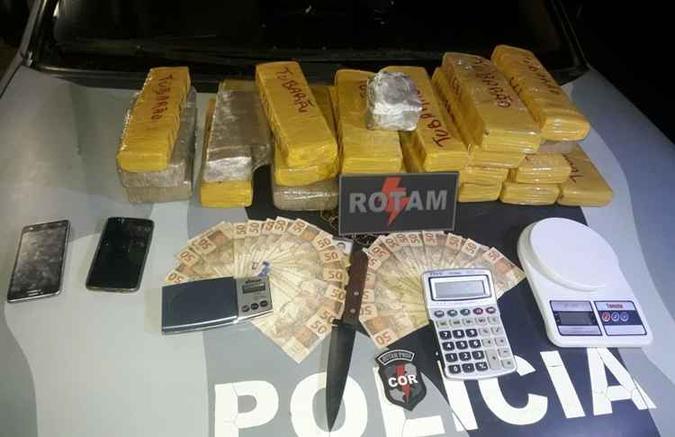 Casal é apreendido com 25kg de maconha, em Ceilândia(foto: Divulgação/PMDF) Casal é apreendido com 25kg de maconha, em Ceilândia(foto: Divulgação/PMDF)