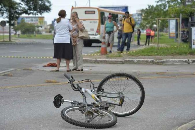 Samu tentou reanimar a vítima durante quase uma hora, mas ela morreu ainda no local(foto: Marcelo Ferreira/CB/D.A Press) Samu tentou reanimar a vítima durante quase uma hora, mas ela morreu ainda no local(foto: Marcelo Ferreira/CB/D.A Press)