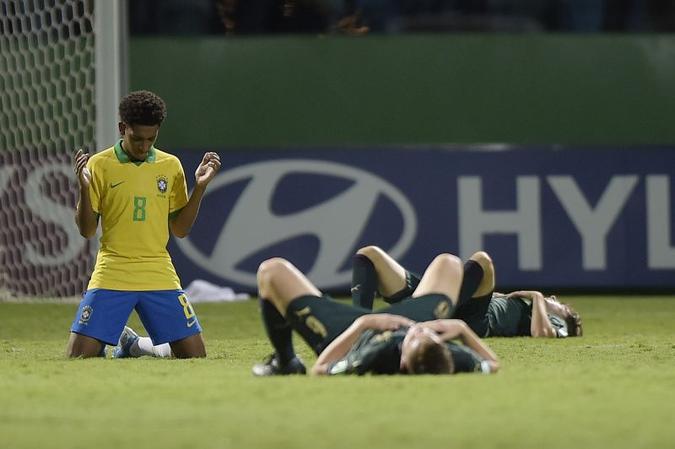 O meia Tales Costa em momento de fé após a vitória por 2 x 0 enquanto os italianos vão à lona, em Goiânia(foto: Alexandre Loureiro/CBF) O meia Tales Costa em momento de fé após a vitória por 2 x 0 enquanto os italianos vão à lona, em Goiânia(foto: Alexandre Loureiro/CBF)
