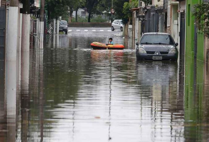 Previsão para hoje é de que as chuvas continuem em São Paulo(foto: Miguel Schincariol/AFP) Previsão para hoje é de que as chuvas continuem em São Paulo(foto: Miguel Schincariol/AFP)