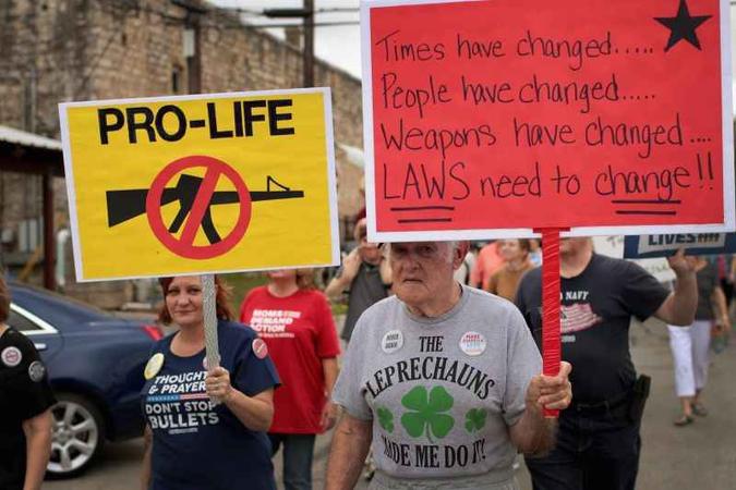Pessoas protestam por justiça aos sobreviventes do tiroteio em Parkland, Flórida, em 14 de fevereiro de 2018, que deixou 17 mortos(foto: Scott Olson / Getty Images / AFP) Pessoas protestam por justiça aos sobreviventes do tiroteio em Parkland, Flórida, em 14 de fevereiro de 2018, que deixou 17 mortos(foto: Scott Olson / Getty Images / AFP)
