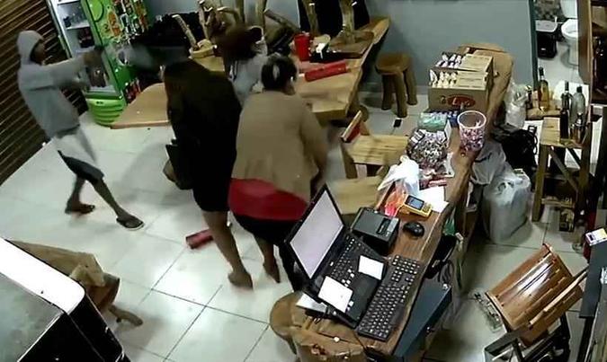 Após pessoas deterem suspeita, comparsa entra no bar atirando(foto: Reprodução) Após pessoas deterem suspeita, comparsa entra no bar atirando(foto: Reprodução)