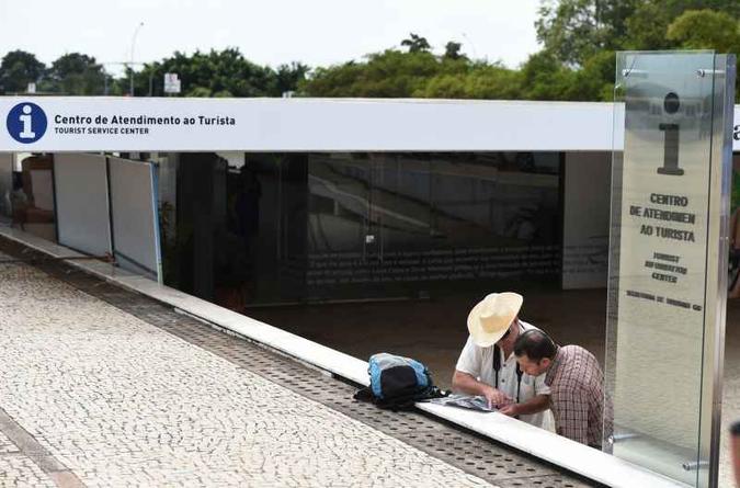 O Centro de Atendimento ao Turista da Pra�a dos Tr�s Poderes � o �nico em funcionamento: promessa de reabertura de outros tr�s, em abril (foto: Ed Alves/CB/D.A Press - 18/6/14)