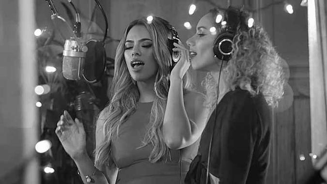 As cantoras Dinah Jane e Leona Lewis fizeram o medley das músicas especialmente para o Natal(foto: Youtube/Reprodução ) As cantoras Dinah Jane e Leona Lewis fizeram o medley das músicas especialmente para o Natal(foto: Youtube/Reprodução )