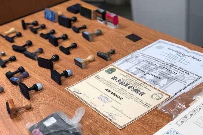 Diplomas e carimbos utilizados para a falsificação (foto: Divulgação/PCDF) Diplomas e carimbos utilizados para a falsificação (foto: Divulgação/PCDF)