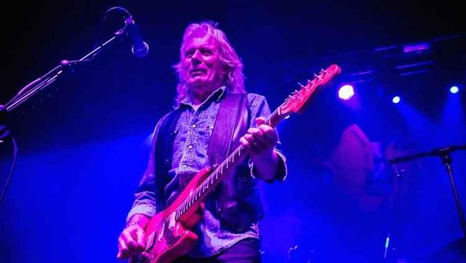 Eddie Clarke estava internado devido a uma pneumonia (foto: Fastway/Reprodução ) Eddie Clarke estava internado devido a uma pneumonia (foto: Fastway/Reprodução )