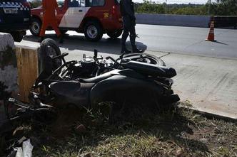 A moto foi atingida por um carro em cima do viaduto que dá acesso ao Guará I(foto: CBMDF/Divulgação) A moto foi atingida por um carro em cima do viaduto que dá acesso ao Guará I(foto: CBMDF/Divulgação)
