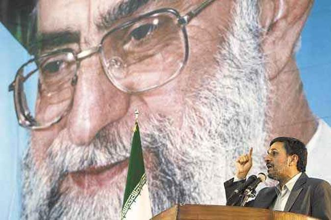 Ahmadinejad discursa em frente a uma foto de Khamenei: forte apoio político no interior do país (foto: Morteza Nikoubazl/Reuters - 3/6/11) Ahmadinejad discursa em frente a uma foto de Khamenei: forte apoio político no interior do país (foto: Morteza Nikoubazl/Reuters - 3/6/11)