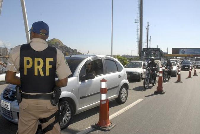 Operação da Polícia Rodoviária teve como meta reduzir acidentes e combater irregularidades praticadas por motoristas(foto: Agência Brasil ) Operação da Polícia Rodoviária teve como meta reduzir acidentes e combater irregularidades praticadas por motoristas(foto: Agência Brasil )
