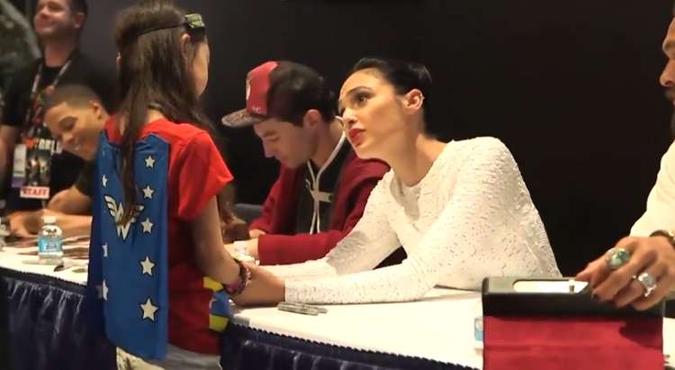 Gal Gadot consola fã durante sessão de autógrafos na Comic-Con em San Diego(foto: Twitter/Reprodução) Gal Gadot consola fã durante sessão de autógrafos na Comic-Con em San Diego(foto: Twitter/Reprodução)