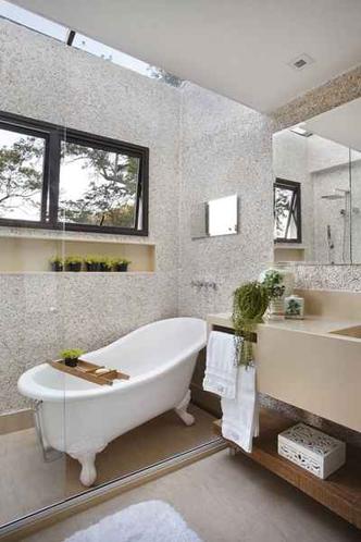 Ambiente criado pelo escritório RBP Arquitetura e Interiores com a banheira Slipper, da linha Vitoriana da Doka Bath Works. No banheiro, as plantas foram posicionadas em pequenos vasos, em detalhes delicados.(foto: Doka Bath Works) Ambiente criado pelo escritório RBP Arquitetura e Interiores com a banheira Slipper, da linha Vitoriana da Doka Bath Works. No banheiro, as plantas foram posicionadas em pequenos vasos, em detalhes delicados.(foto: Doka Bath Works)