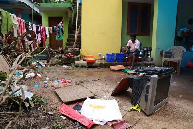 Mais de um milhão de pessoas invadiram campos de refugiados no estado indiano de Kerala para escapar de enchentes devastadoras que já mataram mais de 410 pessoas(foto: AFP) Mais de um milhão de pessoas invadiram campos de refugiados no estado indiano de Kerala para escapar de enchentes devastadoras que já mataram mais de 410 pessoas(foto: AFP)