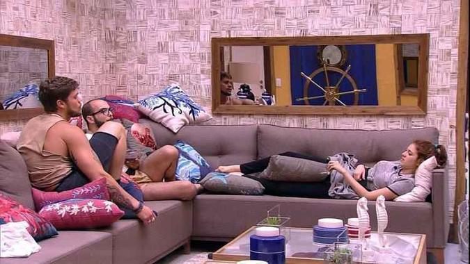 Breno, Mahmoud e Ana Clara passam a madrugada conversando na sala(foto: TV Globo/Reprodução) Breno, Mahmoud e Ana Clara passam a madrugada conversando na sala(foto: TV Globo/Reprodução)