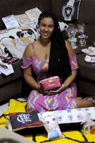 Nathália paga a faculdade com os objetos personalizados que faz para vender(foto: Carlos Vieira/CB/D.A Press)