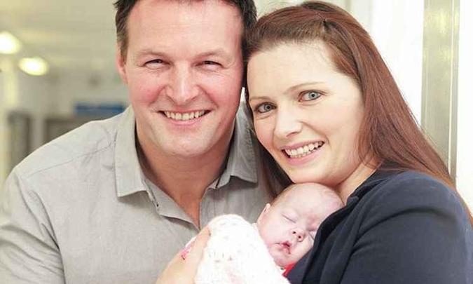 Louise e David Peters com a filha, Abi, a mais jovem paciente a sobreviver a uma cirurgia abdominal(foto: Internet/Reprodução) Louise e David Peters com a filha, Abi, a mais jovem paciente a sobreviver a uma cirurgia abdominal(foto: Internet/Reprodução)