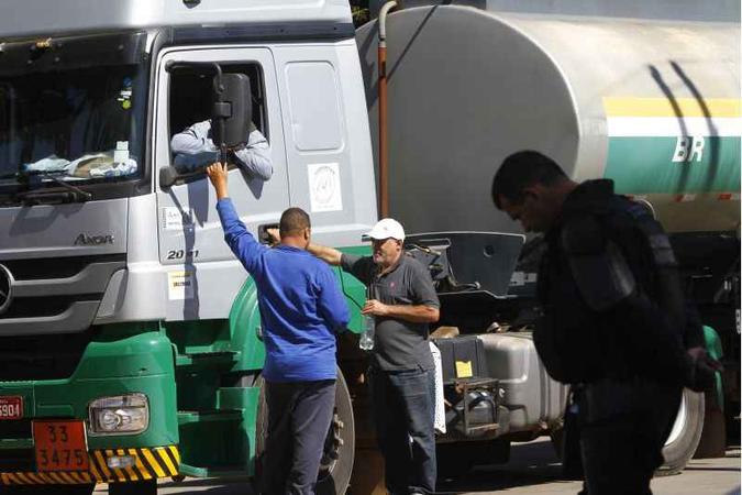 Mais de 10 milhões de litros de combustível foram direcionados aos postos e aos locais que dependem de abastecimento, com escolta policial(foto: Ana Rayssa/Esp. CB/D.A Press) Mais de 10 milhões de litros de combustível foram direcionados aos postos e aos locais que dependem de abastecimento, com escolta policial(foto: Ana Rayssa/Esp. CB/D.A Press)