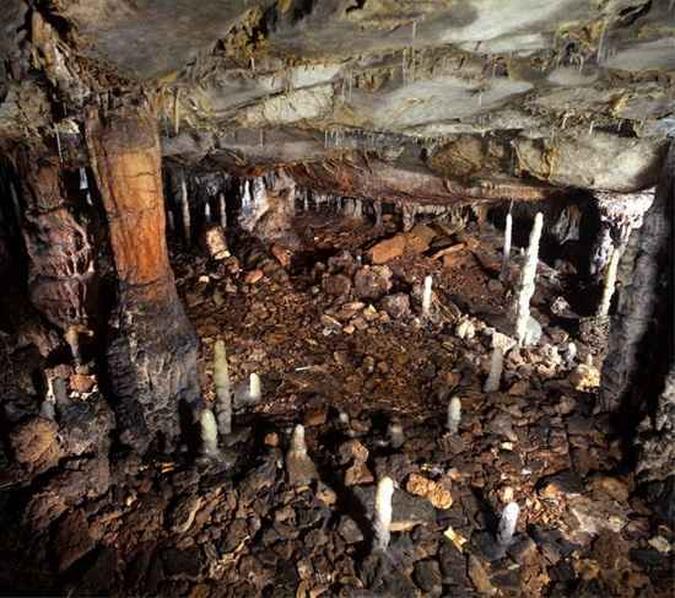 Caverna em que os ossos foram encontrados: sinais de corte e raspagem(foto: Pedro Saura/Divulgação) Caverna em que os ossos foram encontrados: sinais de corte e raspagem(foto: Pedro Saura/Divulgação)