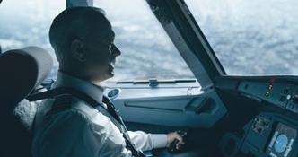 Tom Hankls como Sully: um comandante que salvou 150pessoas ao pousar um avião em rio em Nova York(foto: Reprodução/Internet) Tom Hankls como Sully: um comandante que salvou 150pessoas ao pousar um avião em rio em Nova York(foto: Reprodução/Internet)