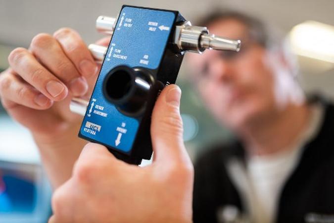 Uma versão do equipamento, que aumenta o fluxo de ar e oxigênio para os pulmões, já foi usada em hospitais na Itália e na China para ajudar pacientes com COVID-19 com infecções pulmonares graves.(foto: James Tye / University College London (UCL) / AFP) Uma versão do equipamento, que aumenta o fluxo de ar e oxigênio para os pulmões, já foi usada em hospitais na Itália e na China para ajudar pacientes com COVID-19 com infecções pulmonares graves.(foto: James Tye / University College London (UCL) / AFP)