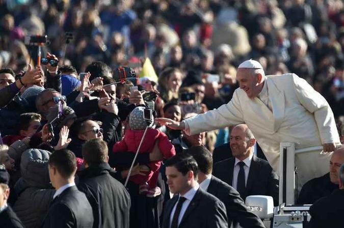 A bordo do papamóvel, Francisco saúda fiéis, ao chegar à tradicional audiência de quarta-feira, na Praça de São Pedro: resistência da ala conservadora(foto: Alberto Pizzoli/AFP) A bordo do papamóvel, Francisco saúda fiéis, ao chegar à tradicional audiência de quarta-feira, na Praça de São Pedro: resistência da ala conservadora(foto: Alberto Pizzoli/AFP)