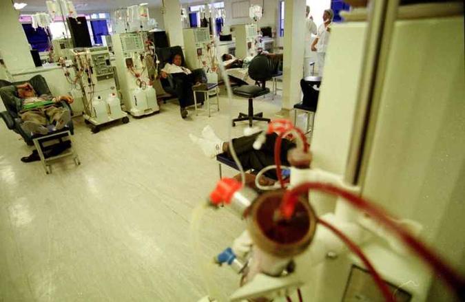 Sala de hemodiálise: há cerca de 2,2 mil pessoas em diálise no DF, mas só 280 estão na lista de transplante(foto: Emmanuel Pinheiro/EM/D.A Press - 24/7/03 ) Sala de hemodiálise: há cerca de 2,2 mil pessoas em diálise no DF, mas só 280 estão na lista de transplante(foto: Emmanuel Pinheiro/EM/D.A Press - 24/7/03 )