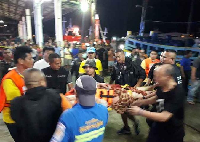 A embarcação levava 90 pessoas e voltou para Phuket de Koh Racha quando se viu em meio a uma tempestade(foto: Kritsada Muenhawong/AFP) A embarcação levava 90 pessoas e voltou para Phuket de Koh Racha quando se viu em meio a uma tempestade(foto: Kritsada Muenhawong/AFP)