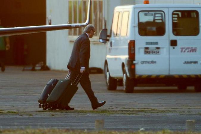 Brasília - O ex-presidente da Câmara dos Deputados Eduardo Cunha chegou na manhã de hoje à capital para depor no processo em que é acusado de cometer desvios no FI-FGTS (foto: Fabio Rodrigues Pozzebom/Agência Brasil ) Brasília - O ex-presidente da Câmara dos Deputados Eduardo Cunha chegou na manhã de hoje à capital para depor no processo em que é acusado de cometer desvios no FI-FGTS (foto: Fabio Rodrigues Pozzebom/Agência Brasil )