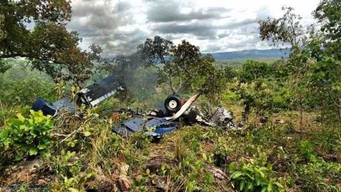 A aeronave caiu a cerca de 2km do aeroporto da cidade de Goiás Velho(foto: CBMGO/Divulgação) A aeronave caiu a cerca de 2km do aeroporto da cidade de Goiás Velho(foto: CBMGO/Divulgação)
