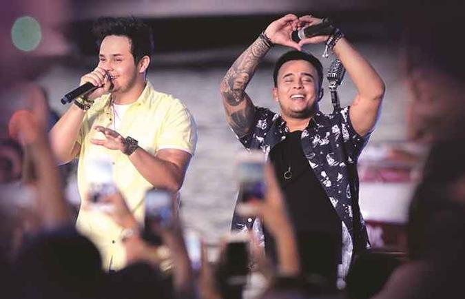 A dupla Matheus e Kauan lança o DVD 'Na praia 2'(foto: Universal Music/Divulgação) A dupla Matheus e Kauan lança o DVD 'Na praia 2'(foto: Universal Music/Divulgação)
