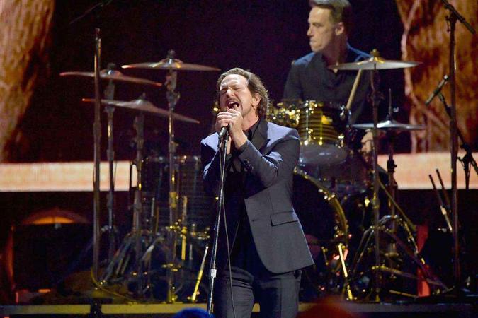 Se seguir o show do Rio de Janeiro, Pearl Jam relembrará sucessos antigos(foto: Mike Coppola / AFP) Se seguir o show do Rio de Janeiro, Pearl Jam relembrará sucessos antigos(foto: Mike Coppola / AFP)