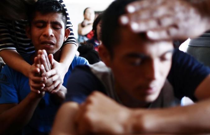Jovens imigrantes em El Paso, na fronteira dos Estados Unidos com o México (foto: Mario Tama/Getty Images/AFP) Jovens imigrantes em El Paso, na fronteira dos Estados Unidos com o México (foto: Mario Tama/Getty Images/AFP)