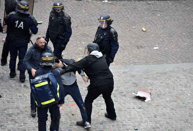 A foto mostra o chefe de Segurança, Alexandre Benalla ao lado de Vincent Crase, também segurança de Macron agredindo um protestante, no dia primeiro de maio em Paris (foto: Naguib-Michel Sidhom/AFP) A foto mostra o chefe de Segurança, Alexandre Benalla ao lado de Vincent Crase, também segurança de Macron agredindo um protestante, no dia primeiro de maio em Paris (foto: Naguib-Michel Sidhom/AFP)