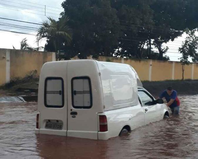 Carro enguiçou na rua alagada após chuva de 15 minutos(foto: Arquivo pessoal) Carro enguiçou na rua alagada após chuva de 15 minutos(foto: Arquivo pessoal)