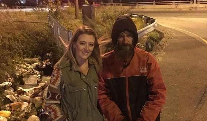 Mulher saiu andando em busca de um posto, mas foi interceptada pelo morador de rua que a alertou para voltar e trancar as portas do veículo(foto: GoFUNDME/Reprodução) Mulher saiu andando em busca de um posto, mas foi interceptada pelo morador de rua que a alertou para voltar e trancar as portas do veículo(foto: GoFUNDME/Reprodução)