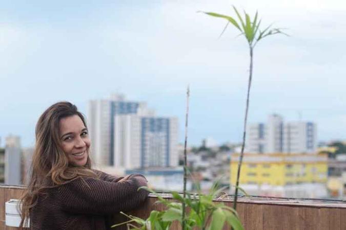 N�bia Torres e a vista da cidade a partir do hotel: bom atendimento (foto: Luis Nova/Esp. CB/D.A Press)