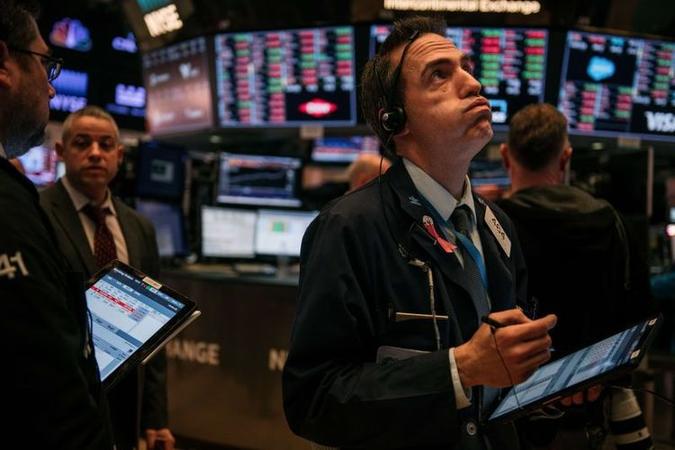 Operadores em Nova York observam queda dos índices: epidemia deve frear atividade econômica global(foto: Scott Heins/AFP) Operadores em Nova York observam queda dos índices: epidemia deve frear atividade econômica global(foto: Scott Heins/AFP)
