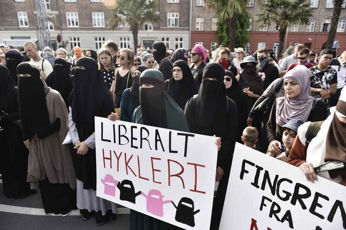 Protestos contra a proibição do uso do niqab na Dinamarca(foto: Mads Claus Rasmussen / Ritzau Scanpix / AFP) Protestos contra a proibição do uso do niqab na Dinamarca(foto: Mads Claus Rasmussen / Ritzau Scanpix / AFP)