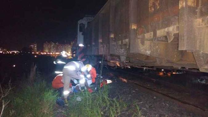 Bombeiros atendem vítima de atropelamento de trem de ferro(foto: CBMDF/reprodução) Bombeiros atendem vítima de atropelamento de trem de ferro(foto: CBMDF/reprodução)