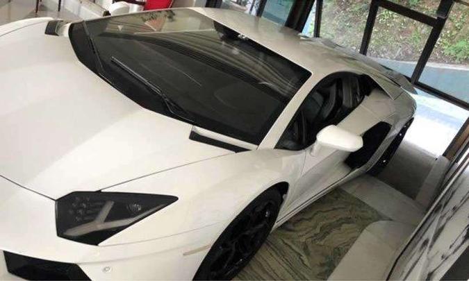 Lamborghini Aventador que era de Eike Batista está avaliada em R$ 2,2 milhões (foto: Reprodução/Rio Leilões ) Lamborghini Aventador que era de Eike Batista está avaliada em R$ 2,2 milhões (foto: Reprodução/Rio Leilões )