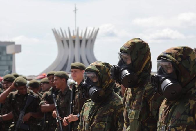 Pela primeira vez em Brasília, Exército cerca parte debaixo da Esplanada com arame farpado e lâminas(foto: AFP / Sergio LIMA) Pela primeira vez em Brasília, Exército cerca parte debaixo da Esplanada com arame farpado e lâminas(foto: AFP / Sergio LIMA)