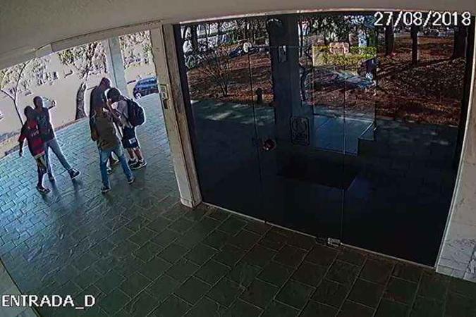 Quatro adolescentes renderam o estudante, embaixo de um prédio na 405 Norte(foto: Divulgação) Quatro adolescentes renderam o estudante, embaixo de um prédio na 405 Norte(foto: Divulgação)