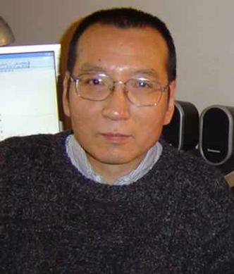Inimigo declarado do regime comunista chinês, o escritor de 61 anos foi colocado em liberdade condicional em maio após ter sido diagnosticado com câncer em fase terminal (foto: AFP Photo/ Liu Family - 14/3/2005) Inimigo declarado do regime comunista chinês, o escritor de 61 anos foi colocado em liberdade condicional em maio após ter sido diagnosticado com câncer em fase terminal (foto: AFP Photo/ Liu Family - 14/3/2005)