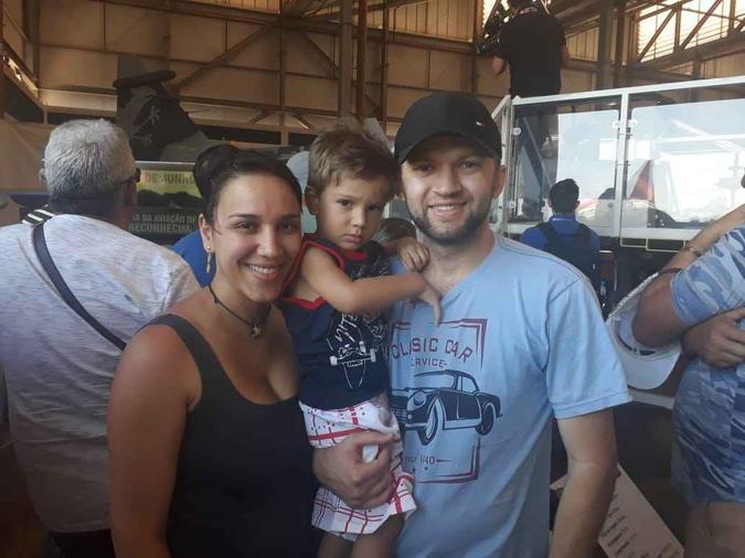 Família de Levi se diverte com as apresentações e manobras da esquadrilha na Base Aérea de Brasília (foto: Juliana Andrade/Esp. CB/D.A) Família de Levi se diverte com as apresentações e manobras da esquadrilha na Base Aérea de Brasília (foto: Juliana Andrade/Esp. CB/D.A)