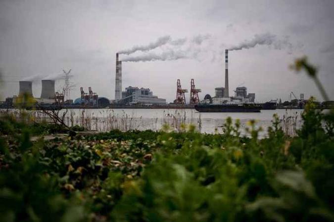Usina de carvão em Xangai: maior poluidor do mundo está por trás do retrocesso na redução de lançamento de CO2 na atmosfera, dizem cientistas(foto: Johannes Eisele/AFP) Usina de carvão em Xangai: maior poluidor do mundo está por trás do retrocesso na redução de lançamento de CO2 na atmosfera, dizem cientistas(foto: Johannes Eisele/AFP)
