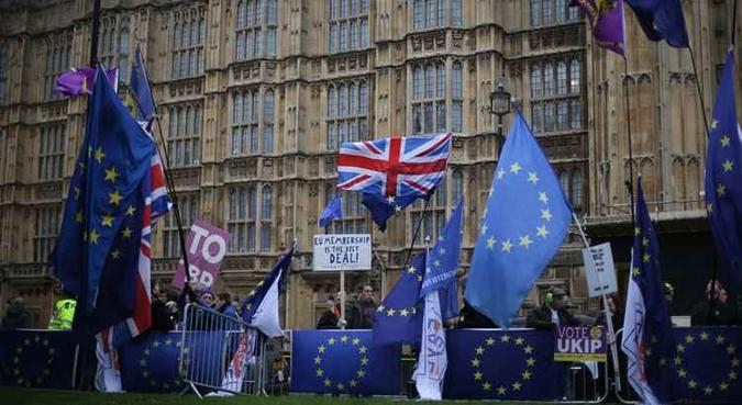 Manifestantes pró e anti-Brexit começam o dia no lado de fora da Casa do Parlamento do Reino Unido(foto: Daniel Leal-Olivas/AFP) Manifestantes pró e anti-Brexit começam o dia no lado de fora da Casa do Parlamento do Reino Unido(foto: Daniel Leal-Olivas/AFP)